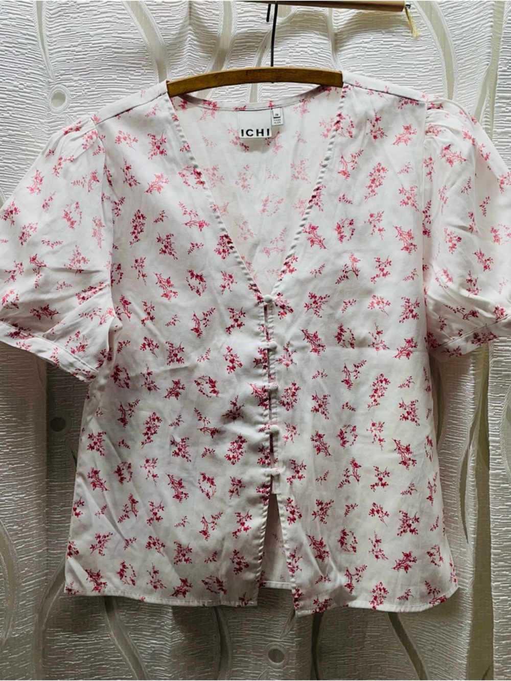 ICHI Blouse Womens 38 White Red Excellent Floral Puff Sleeve Button Front V-Neck